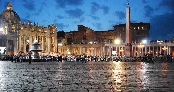 Rome-St-Peters-Square-at-night